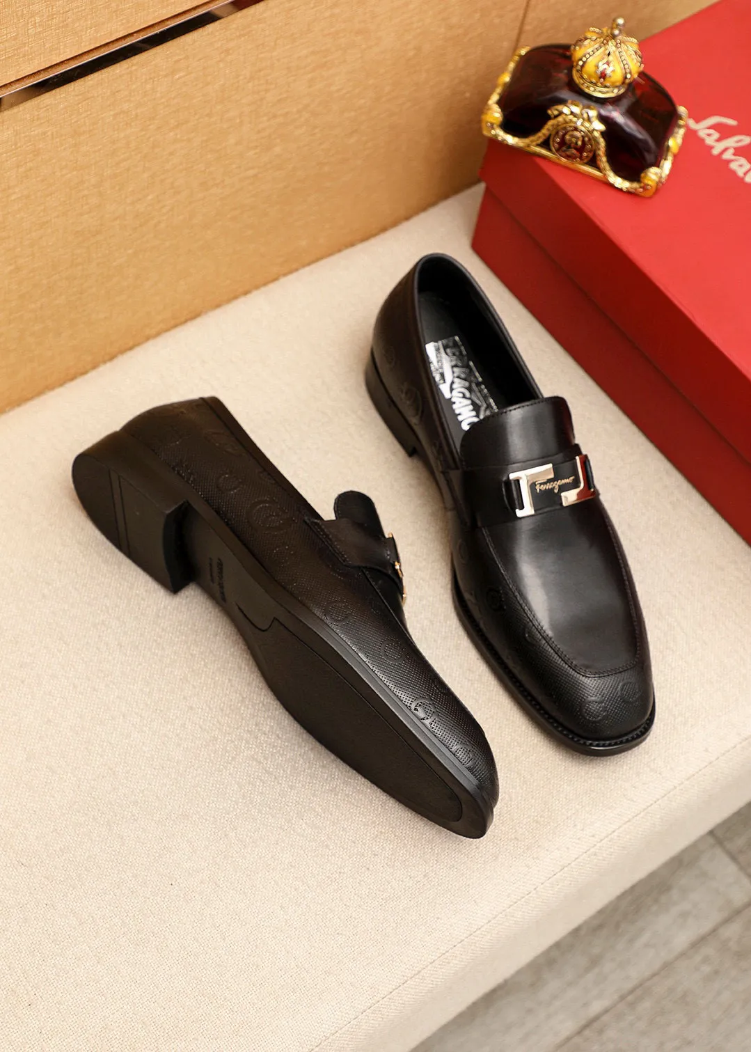 Men's shoes💰460💰 Product trademark: Ferragamo "Ferragamo" casual leather shoes Regular size: 38-44 (45🉑️customized) Product materials: Selected imported first-layer calfskin upper + luxury hardware buckle, imported water-dyed cow leather lining. Strong three-dimensional visual effect, original outsole color: 1⃣️color optional